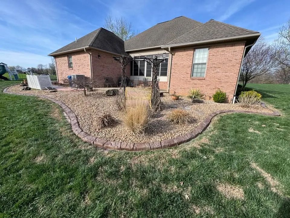 Curved concrete landscape curbing